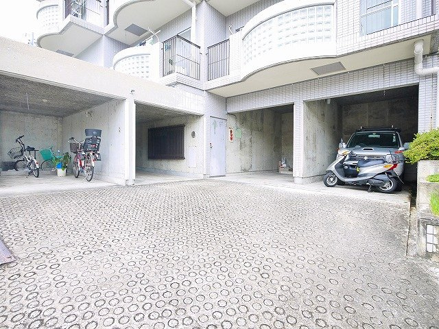 アネックス学園前1番館の駐車場