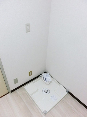 【展望】 | エルムハイムⅠ | キッチンスペースにある室内洗濯機置き場です♪防水パンが付いているので万が一の漏水にも安心です！