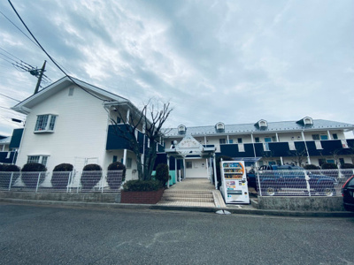 【外観】 | エルムハイムⅠ | ブルーライン「仲町台」駅まで徒歩5分！便利な立地の2階建てアパート♪スーパーやコンビニが近くて便利な住環境です☆