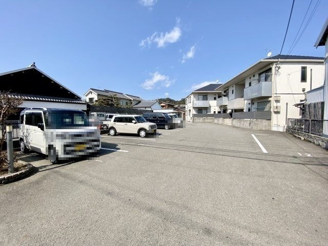 パレスデュオ・照の駐車場