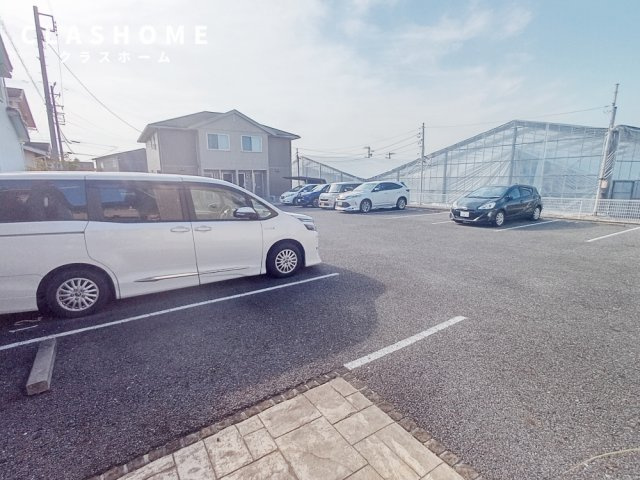 カーミー・芳川　Ａ棟の駐車場