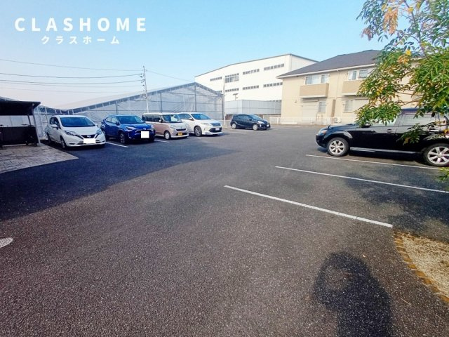 カーミー・芳川　Ａ棟の駐車場