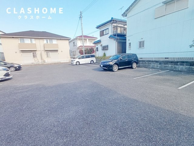 カーミー・芳川　Ａ棟の駐車場