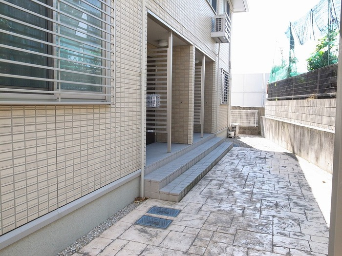 カーミー・芳川　Ａ棟のエントランス