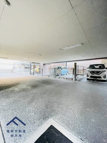アルフィーネ箱崎宮前の駐車場