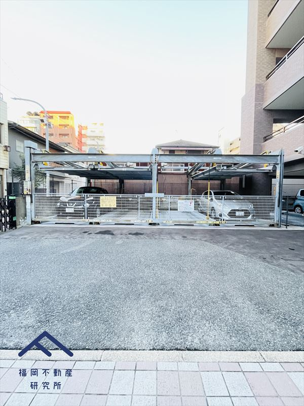 アルフィーネ箱崎宮前の駐車場