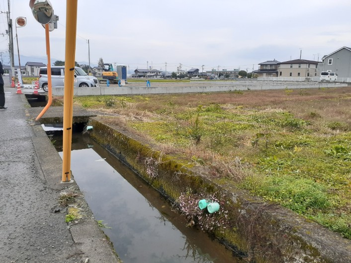 道路と当該土地との間に川があります。
