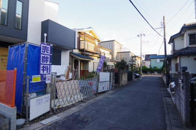 越谷市神明町2丁目　新築戸建ての前面道路含む現地写真