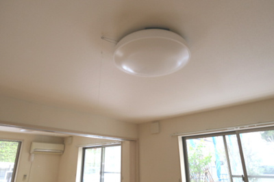 【設備】 | ビバリー春日山A棟 | 洋室8帖のシーリングライトです。