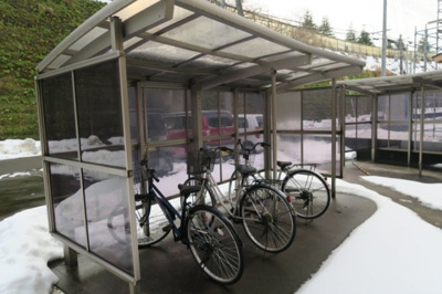 【駐車場】 | ビバリー春日山A棟 | 駐輪場があります。