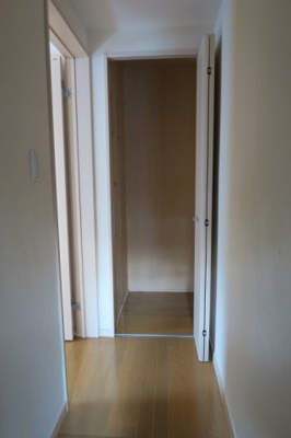 【玄関】 | ビバリー春日山A棟 | 収納もあり便利です。