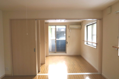 【洋室】 | ビバリー春日山A棟 | 明るい洋室です。