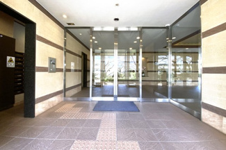 【エントランス】 | エントランスは防犯カメラ、オートロックが対応しているので女性やお子様にも安心のセキュリティですね。来客がモニターで確認出来るので助かりますね。