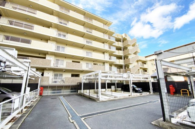 【駐車場】 | ネバーランド伏見桃山 | 敷地内にある駐車場は、現在空なし。※令和7年4月調べ
駐車場等の空き状況は都度要確認