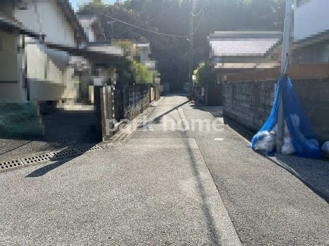 高知市横浜西町　中古戸建ての前面道路含む現地写真
