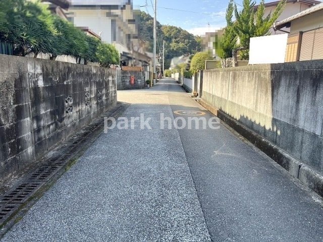 高知市横浜西町　中古戸建ての前面道路含む現地写真