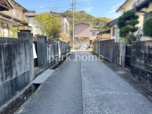 高知市横浜西町　中古戸建ての前面道路含む現地写真