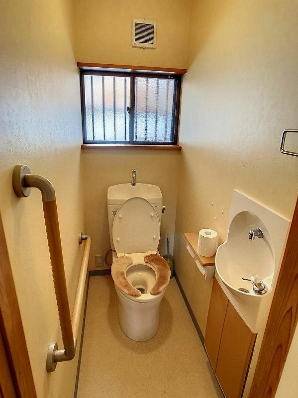 高知市横浜西町　中古戸建てのトイレ