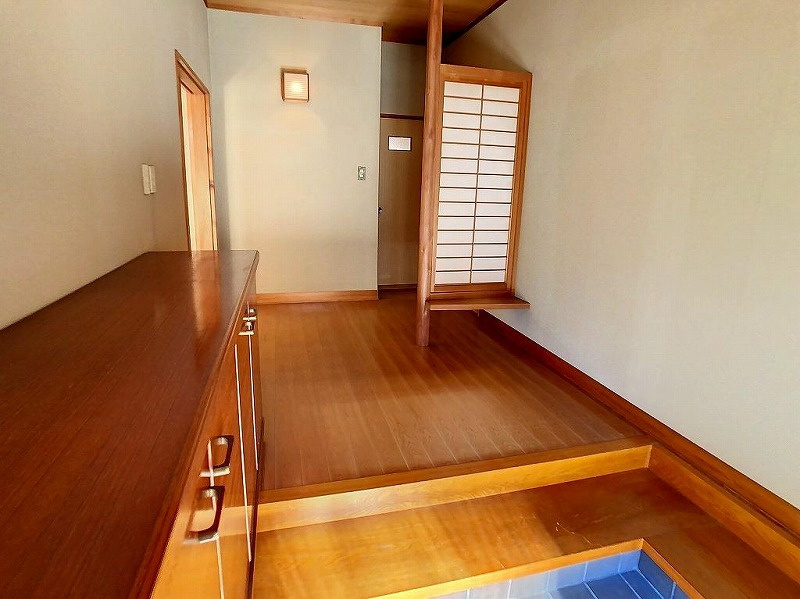 高知市横浜西町　中古戸建ての玄関