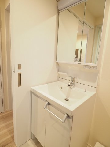 【独立洗面台】 | MAISON MUSASHI | 重宝する３面鏡タイプ！