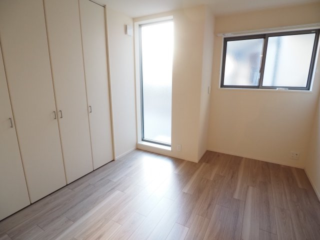 【洋室】 | MAISON MUSASHI | 窓が多く明るさがある洋室♪