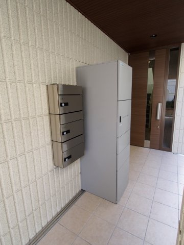 【その他共用部分】 | MAISON MUSASHI | 宅配ボックス完備で不在時も安心。