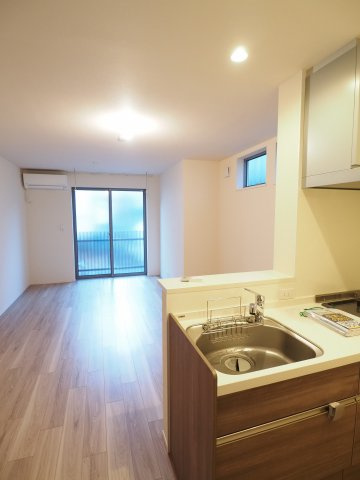 【居間・リビング】 | MAISON MUSASHI | お部屋に目が届きやすいカウンターキッチン仕様です！