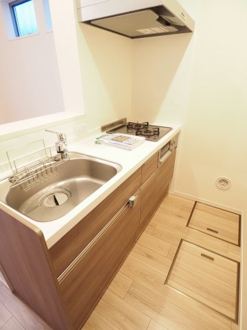 【キッチン】 | MAISON MUSASHI | グリル付き＋2口コンロ搭載でお料理もしやすいですよ。