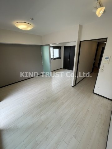 天満橋ケルスコートの居間・リビング|こちらのリビングで趣味の時間をお楽しみください