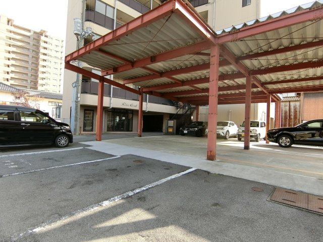 リバーコートBの駐車場
