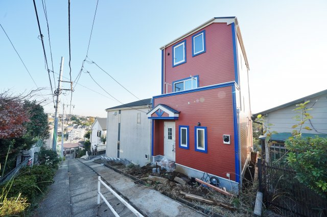 【横浜市保土ケ谷区西谷１丁目14-8新築戸建て】（上菅田笹の丘小学校・上菅田中学校）の前面道路含む現地写真