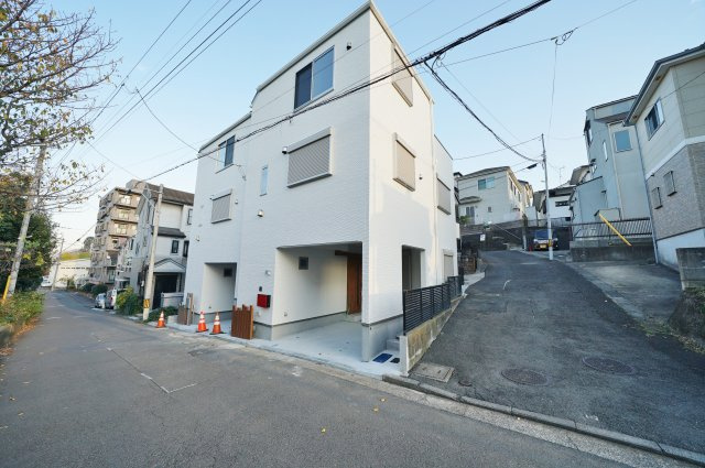 【横浜市保土ケ谷区仏向町1008-30新築戸建てＡ号棟】（初音ヶ丘小学校・橘中学校）の前面道路含む現地写真
