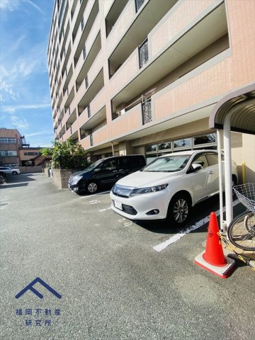 アプローズ諸岡の駐車場
