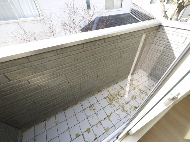 クラシオ大久保幕張のバルコニー|暖かな日差しのふりそそぐバルコニー