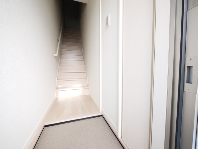 クラシオ大久保幕張の玄関|専用階段です