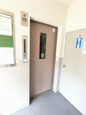 【その他共用部分】 | しらとり台住宅１号棟 | お買い物時やベビーカーの出し入れに便利なエレベーター付です。