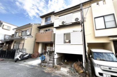 【前面道路含む現地写真】 | 伏見区向島中島町　中古戸建 | 物件の間取は寝室4部屋と、7.7帖のダイニングキッチンです。南側にバルコニーが2ヶ所あります。