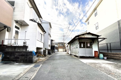 【前面道路含む現地写真】 | 伏見区向島中島町　中古戸建 | 小中学校のエリアは、平成31年4月に開校した【向島秀蓮小中学校】です。小中一貫校で人気の学校で、徒歩5分と通学面でも安心していただけます。
