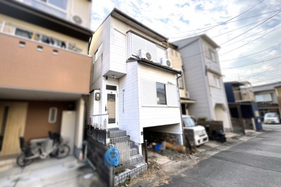 【前面道路含む現地写真】 | 伏見区向島中島町　中古戸建 | 徒歩23分に《伏見大手筋商店街》があります。長さ約400m、道幅8mの活気ある商店街で、美味しいものから生活・日用雑貨まで、何でも揃う店がずらり。