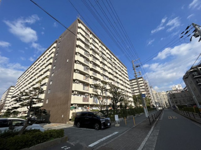 【外観】 | すみれ橋第二コーポ 四号棟 | 室内フルリノベーション済みにつき美麗です♪浴室や独立洗面台、キッチンはこだわりの設備で、日々の暮らしを豊かに彩ってくれます。リビングに隣接した和室はくつろぎのスペースにピッタリ。すぐにご内覧可能です！