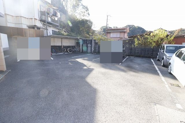 サンマリン横浜の駐車場