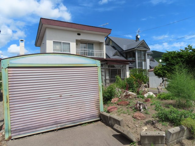 紋別郡遠軽町２条通北７丁目１－１３　中古売家の駐車場|車庫