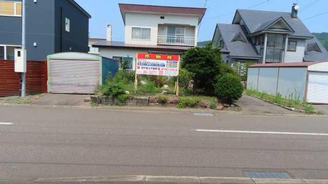 紋別郡遠軽町２条通北７丁目１－１３　中古売家の前面道路含む現地写真