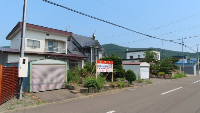紋別郡遠軽町２条通北７丁目１－１３　中古売家の前面道路含む現地写真