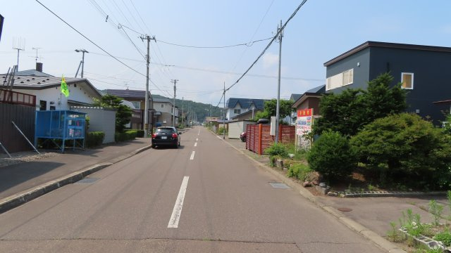 紋別郡遠軽町２条通北７丁目１－１３　中古売家の前面道路含む現地写真