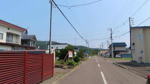 紋別郡遠軽町２条通北７丁目１－１３　中古売家の前面道路含む現地写真