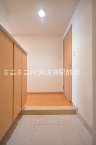 クロスレジデンス大阪新町の玄関