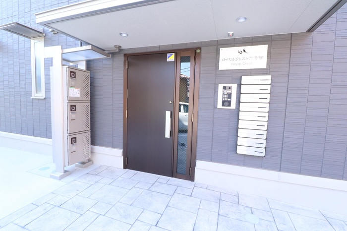 ロイヤルクレスト六号館のエントランス