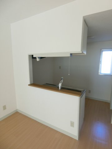 カクサン可美タウンBの居間・リビング|木枠の塗装はこれから入ります。