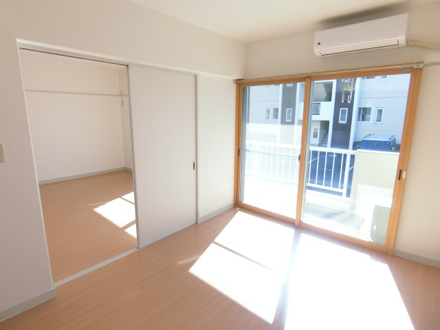 カクサン可美タウンBの駐車場|駐車場はお部屋の前１台、賃料に込です。